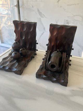 Coppia di Antichi Supporti per Libri in Legno con Design di Cannoni
