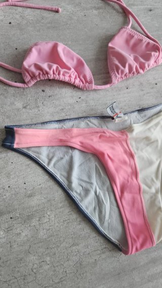 Bikini rosa y blanco