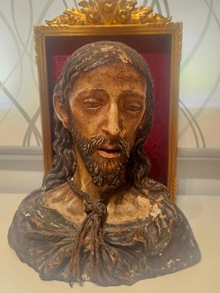 Busto religioso de barro