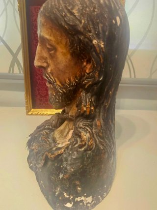 Busto religioso de barro