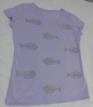 Camiseta Morada con Diseño de Peces Brillantes