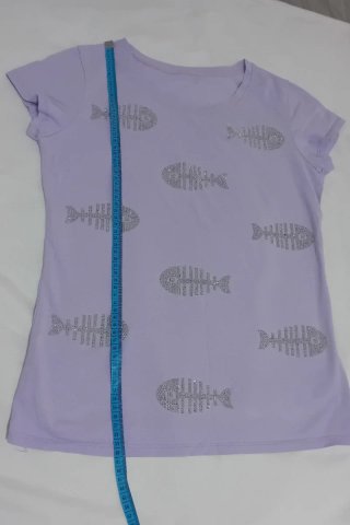 Camiseta Morada con Diseño de Peces Brillantes
