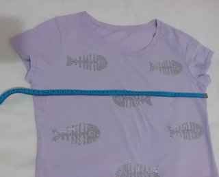 Camiseta Morada con Diseño de Peces Brillantes