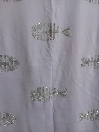 Camiseta Morada con Diseño de Peces Brillantes