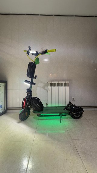 Patinete eléctrico verde con casco