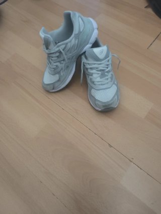Zapatillas ASICS grises y blancas