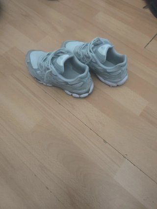 Zapatillas ASICS grises y blancas