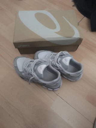 Zapatillas ASICS grises y blancas