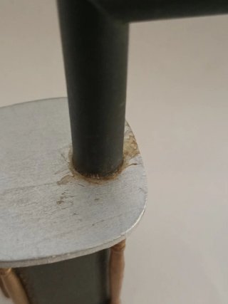 Miniatura di stufa nera con dettagli dorati