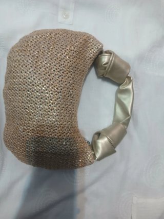 Bolso dorado tejido con asa de satén
