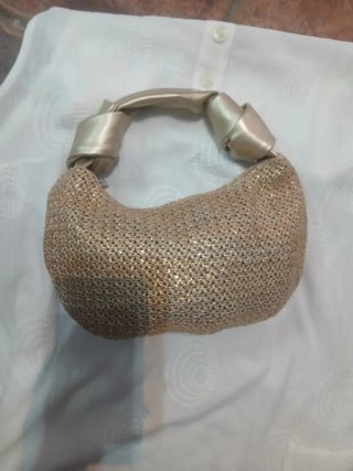 Bolso dorado tejido con asa de satén