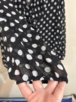 Blusa gasa topos negra y blanca  con volante