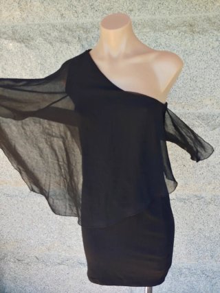 Vestido negro asimétrico