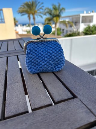 Monedero crochet azul con cierre de bola