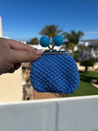 Monedero crochet azul con cierre de bola