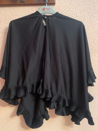 Capa corta negra fiesta volantes