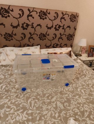Caja de plástico transparente con ruedas