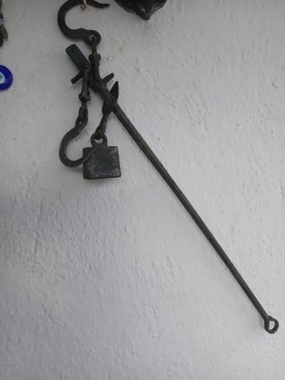 Pesa romana antigua de hierro