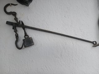 Pesa romana antigua de hierro