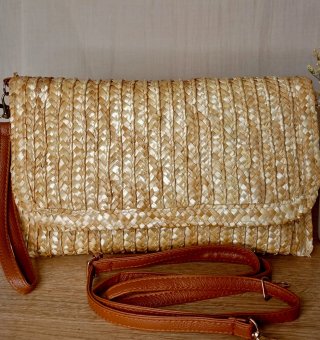 Bolso sobre rqfia natural con detalles en camel