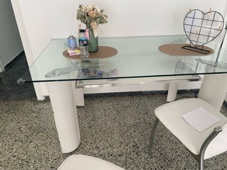 Mesa de comedor cristal y patas blancas