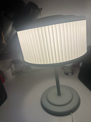 Lámpara de mesa Ikea verde y una blanca. blanca 7€