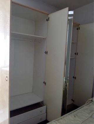 Armario de madera con espejos