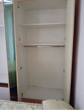 Armario de madera con espejos