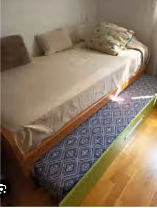 Cama nido, mesita, escritorio y estantería