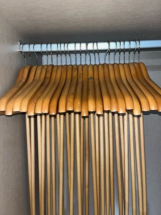 24 Perchas de madera y metal