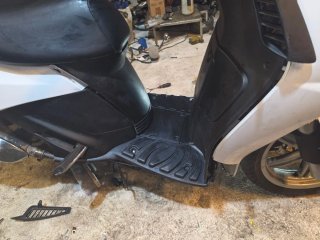 Aprilia Sportcity 125 Negra y blanca.