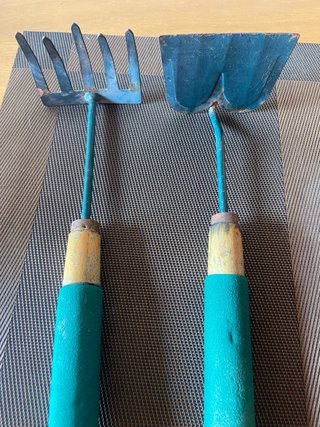 Herramientas de jardinería: azada y rastrillo