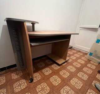Mesa de estudio madera y gris