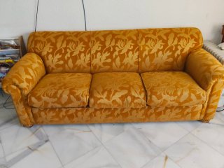 Mueble de salón clásico, sofá y sillas