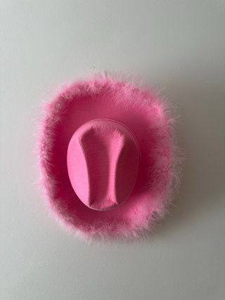 Sombrero vaquero rosa con plumas