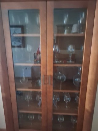 Se vende vitrina con 2 puertas y 2 cajones.
