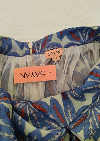 Vestido azul de flores de Sayan M