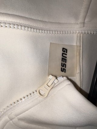 Chaqueta Guess Beige y Blanca con Logo