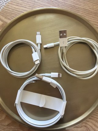 3 Cables iPhone ,  2 used 1 new, Auriculares Apple