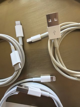 3 Cables iPhone ,  2 used 1 new, Auriculares Apple