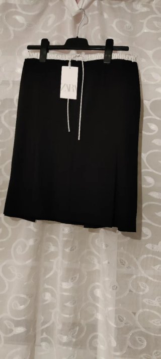 Falda Zara negra con tablas
