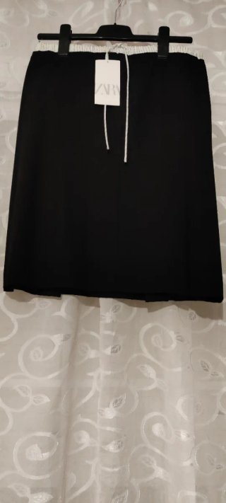 Falda Zara negra con tablas