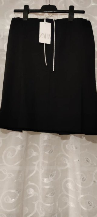 Falda Zara negra con tablas