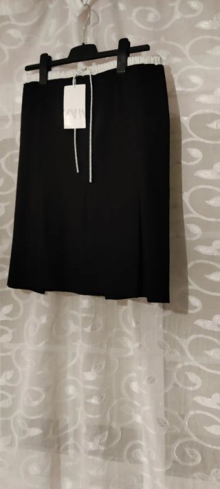 Falda Zara negra con tablas