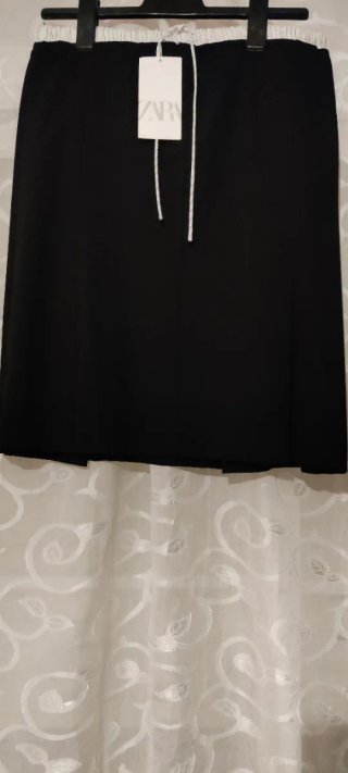 Falda Zara negra con tablas