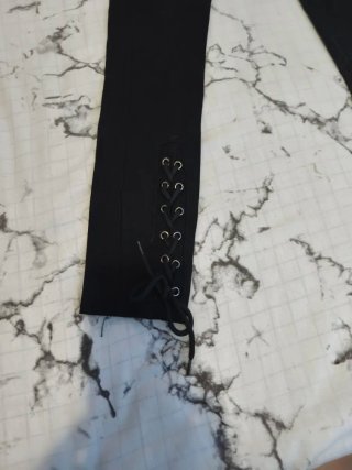 Pantalones negros con cordones