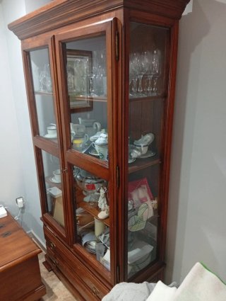 Mesa de comedor, sillas de madera, Vitrina y baúl