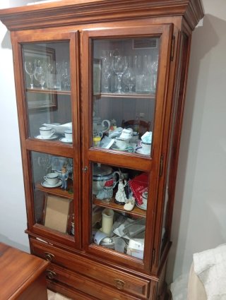 Mesa de comedor, sillas de madera, Vitrina y baúl
