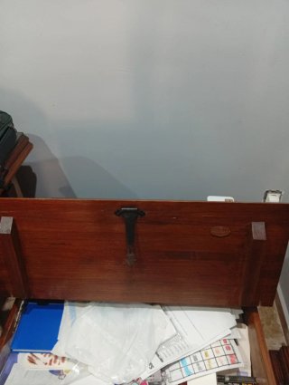 Mesa de comedor, sillas de madera, Vitrina y baúl