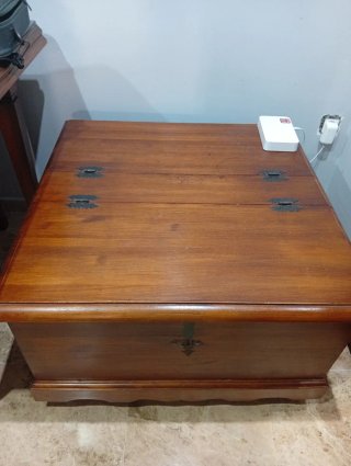 Mesa de comedor, sillas de madera, Vitrina y baúl